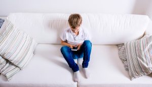 Montako tuntia lapsi voi olla koneella? Milloin lapsi pelaa liikaa? Pyysimme asiantuntijoilta vastaukset yleisimpiin kysymyksiin.