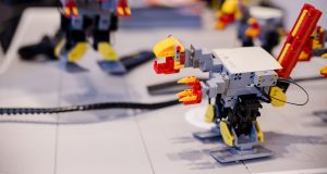 Robottien ohjelmointi on helppoa, kun sen osaa. Elisan robottikoulut opettavat lapsille ja aikuisille ohjelmoinnin periaatteita.